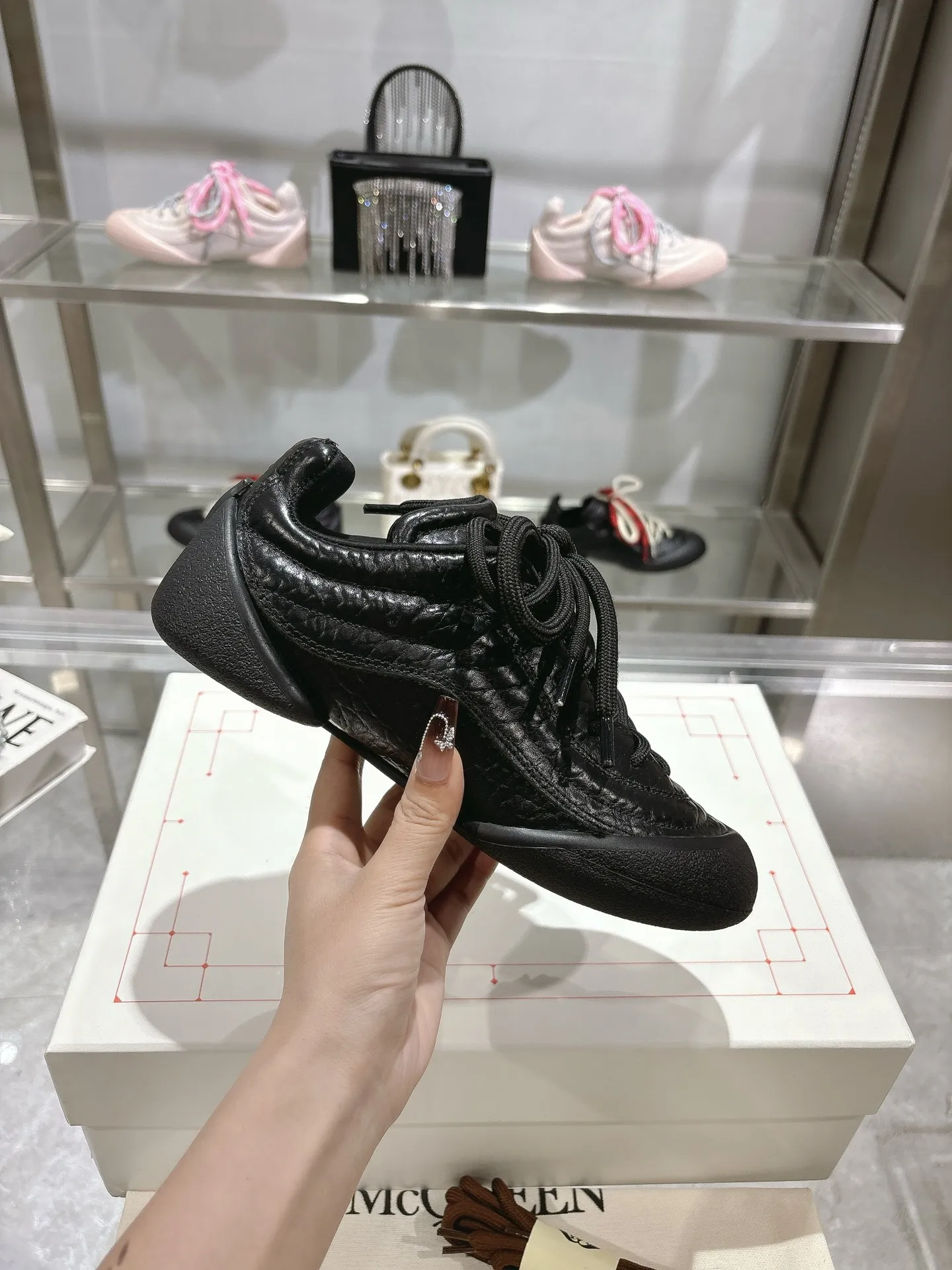 p580💰Couple model 𝐀𝐥𝐞𝐱𝐚𝐧𝐝𝐞𝐫 𝐌𝐜𝐐𝐮𝐞𝐞𝐧#/Alexander McQueen’s latest Flexion series, retro, casual, sneakers, original purchase, development, production, this Flexion Off Low-top sneakers in white grained leather with varying sized laces and an anatomically inspired lightweight segmented sole. The reverse skull pattern is embossed on the heel. Fabric: Original customized imported first-layer cowhide. Lining: Customized imported breathable mesh lining. Sole: Original open-molded non-slip TPU material. Bottom thickness: 2CM. Size: #Female size 35-40 (40 customized, non-refundable) #Men’s code 39-45 (45 customized, non-refundable)
